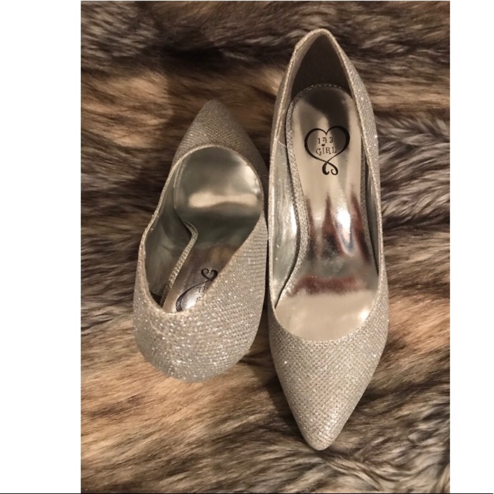 Silver sparkly pointed pumps
